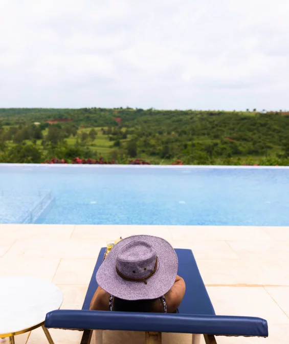 Guest in a hat by the infinity pool